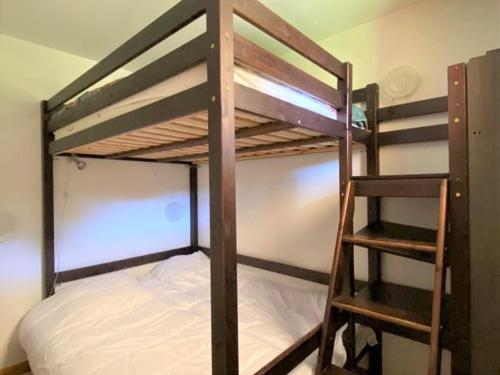 a couple of bunk beds in a room at Joli 2 pièces rénové avec balcon, au pied des pistes, pour 4 personnes, La Joue du Loup - FR-1-504-524 in Le Dévoluy