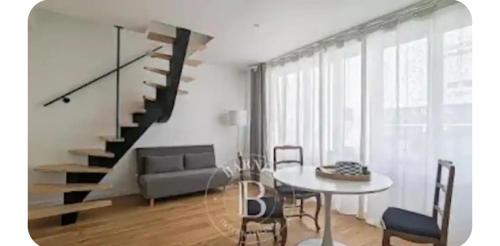 un salon avec un escalier et une table dans l'établissement Au Pied de la MER Au Coeur de la STATION Joli Duplex contemporain 2a 4 personnes, à Bénodet