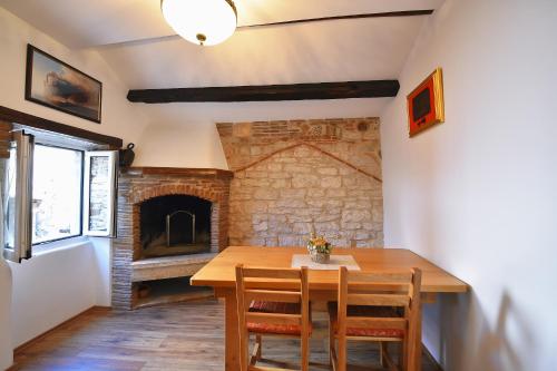 comedor con mesa y chimenea en Antique apartment Arsenale, en Rovinj