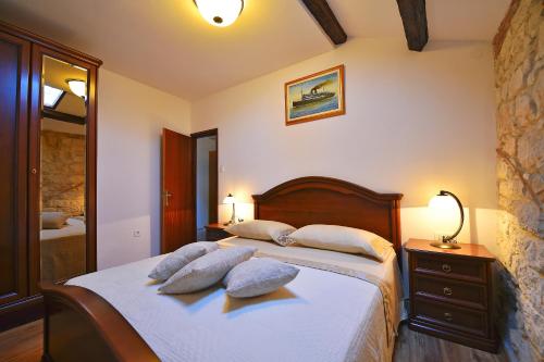 Un dormitorio con una cama con dos almohadas encima. en Antique apartment Arsenale, en Rovinj