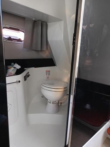 ein kleines Bad mit WC in einem Wohnwagen in der Unterkunft Gargano Blu 