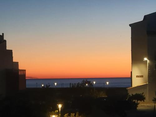 ルカート・プラージュにあるCharmant studio Cabine vue merの建物から海の夕日を眺めることができます。