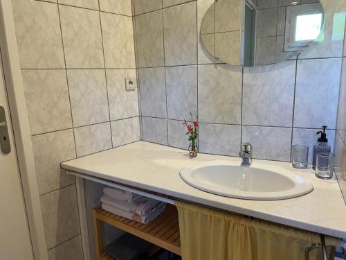 Ένα μπάνιο στο Les Grands Maitres Chambre d'Hotes