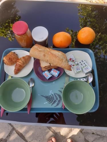 PlaisiansにあるLa tonnelleの朝食用の食品を入れたトレイ