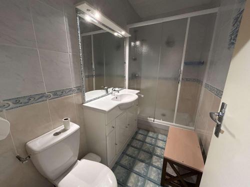 une salle de bain avec toilettes, lavabo et miroir dans l'établissement Studio rénové, 50m plage, terrasse sud, parking privé, 4 couchages, Saint-Jean-de-Monts - FR-1-224C-82, à Saint-Jean-de-Monts