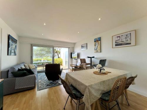un salon avec une table, des chaises et un canapé dans l'établissement La Baule Appartement 3 pièces avec terrasse, proche commerces et plage - FR-1-245-170, à La Baule