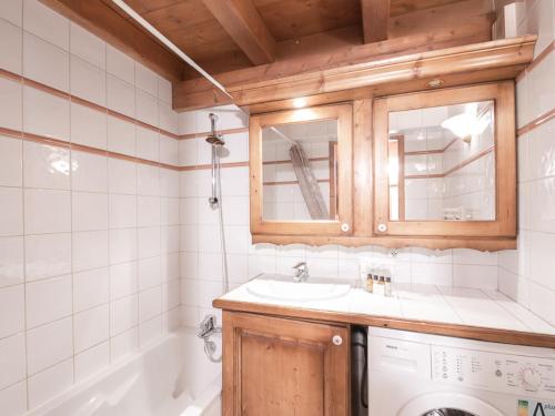 Kúpeľňa v ubytovaní Chalet duplex 3* avec WiFi, parking et animaux acceptés à Chamonix - FR-1-343-171