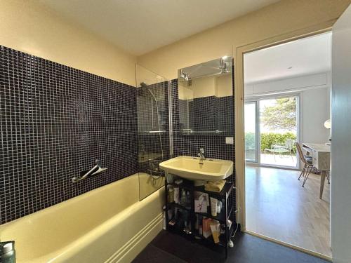 Kúpeľňa v ubytovaní La Baule Appartement 3 pièces avec terrasse, proche commerces et plage - FR-1-245-170
