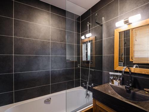 Kúpeľňa v ubytovaní Chalet charmant avec sauna, WiFi et parking à Chamonix - FR-1-343-232