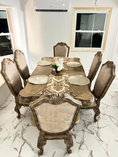 una sala da pranzo con tavolo e sedie in legno di CampRV Main Lodge a Elkins