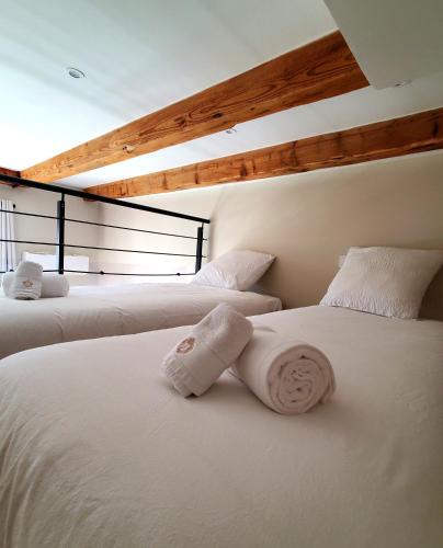 deux lits avec des serviettes dessus dans une chambre dans l'établissement Bioves - Mezzanine studio, Charming & Comfortable, à Menton