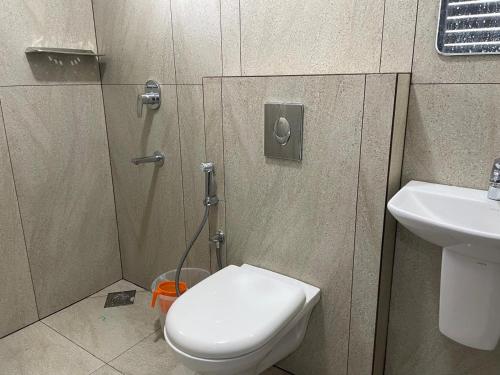 ein Badezimmer mit Toilette und Waschbecken in der Unterkunft Two Bed Room Luxury Apartment in Jāmb