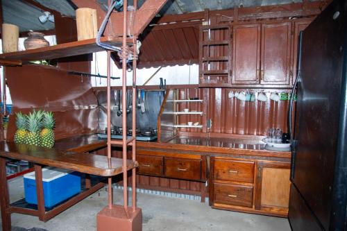 a kitchen with wooden cabinets and a sink at Hotel Restaurant Wuarao - Antiguo Club Rolling Stones in Boca Chica