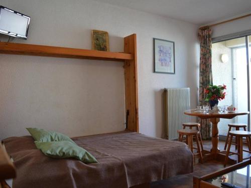 - une chambre avec un lit et une table dans l'établissement Studio 4 personnes proche plage, animaux admis, Saint-Cyprien - FR-1-225D-2, à Saint Cyprien Plage