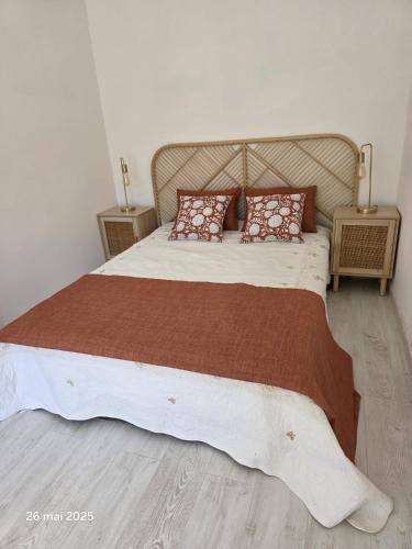 une chambre avec un grand lit avec des oreillers rouges dans l'établissement La Pineda de Provence, à Aix-en-Provence