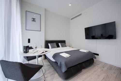 TV a/nebo společenská místnost v ubytování Towarowa Towers Residences