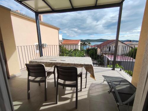 Spacious 2-bedroom apartment with terrace sea view