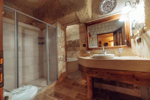 Bilik mandi di Melis Cave Hotel