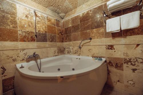 Bilik mandi di Melis Cave Hotel