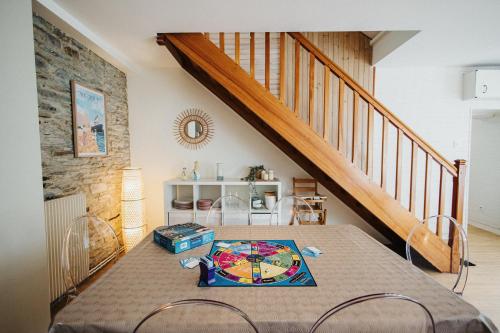 une pièce avec une table avec une table sidx sidx sidx dans l'établissement Au Loysel Prestations de qualité au coeur de Cherbourg, à Cherbourg en Cotentin