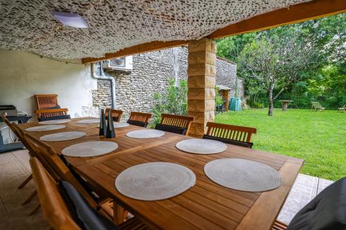 une table en bois avec des plaques au-dessus dans l'établissement Maison 5 chambres #10 personnes #Jardin, à Cognac
