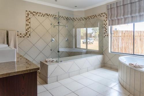 Bilik mandi di Zebula Golf Estate & Spa Executive Holiday Homes