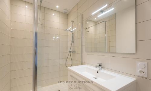 une salle de bain avec un lavabo et une douche dans l'établissement Vannes centre - 70m2 - 4 pers Emplacement IDEAL, à Vannes