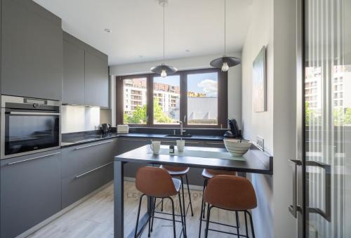 - une cuisine avec une table et deux chaises dans l'établissement Vannes centre - 70m2 - 4 pers Emplacement IDEAL, à Vannes