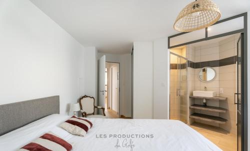 une chambre avec un lit et une salle de bain avec un lavabo dans l'établissement Vannes centre - 70m2 - 4 pers Emplacement IDEAL, à Vannes