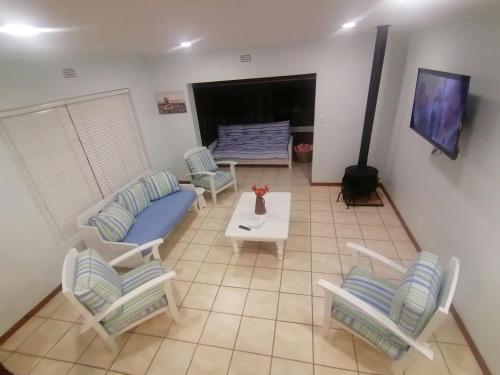 TV a/nebo společenská místnost v ubytování Travellers Treat Agulhas 8 sleeper