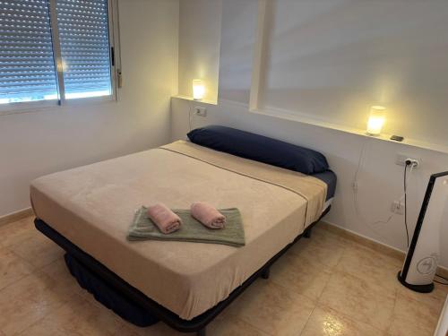 Un pat sau paturi într-o cameră la 2 chambres, Torrevieja