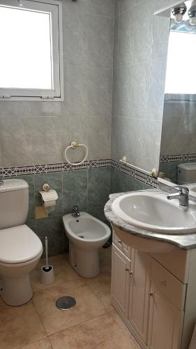 a bathroom with a sink and a toilet and a sink at 2 chambres, Torrevieja in Torrevieja