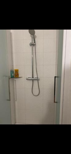une douche avec pommeau de douche dans une salle de bain dans l'établissement CHAMBRE COCOONING centre ville des Sables D'Olonne quartier Gare Saint Michel située à 1 kilomètre du remblai, à Les Sables-dʼOlonne