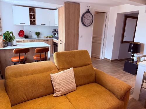 un salon avec un canapé et une cuisine dans l'établissement Charme, Pierres, Appartement Vieil Antibes, à Antibes