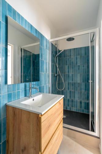 une salle de bain avec un lavabo et une douche dans l'établissement Dream Studio, - Rénové, Centre-Ville proche Vieux-port, 2pers, à Marseille