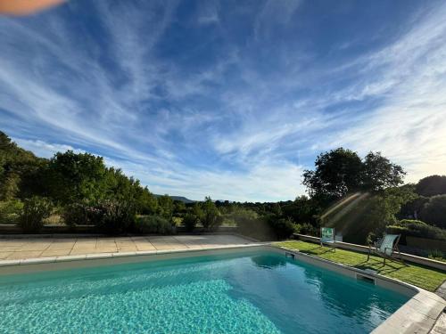 une piscine au milieu d'une cour dans l'établissement La Maison Gina, à Ginasservis