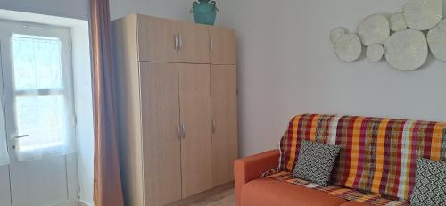 - un salon avec une armoire et un canapé dans l'établissement Bella vista, à Costa