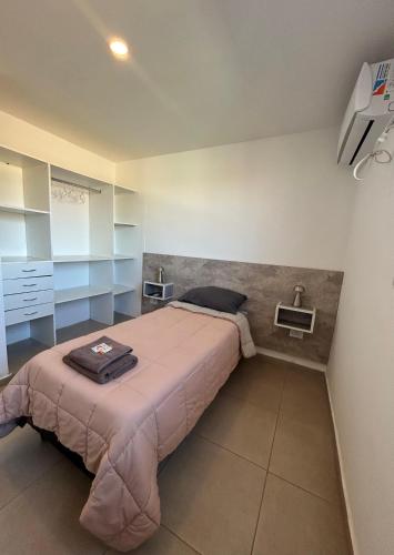 a bedroom with a bed in a room at Hotel Vista Kau in Añelo