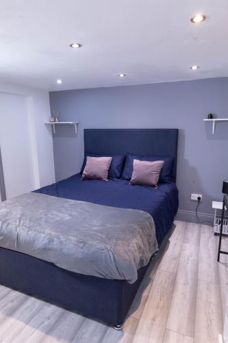 a bed with two pillows on it in a bedroom at Cosy 3 Bedroom Apartment Near The O2 in London
