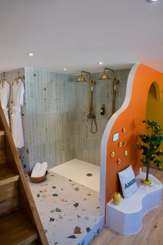 une salle de bain avec une grande douche et un escalier dans l'établissement Dolcevita Suite - Signature italienne avec spa et filet, à Saint-Étienne