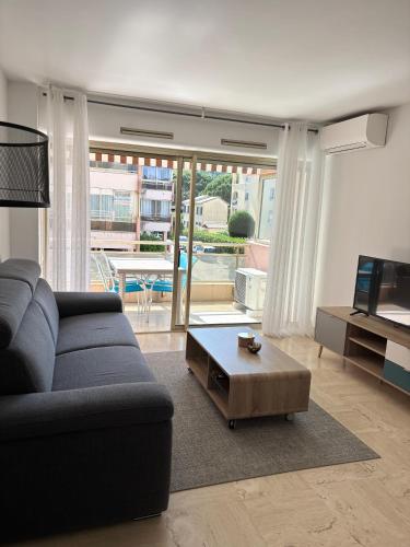 un salon avec un canapé et une table basse dans l'établissement Appartement proche de la plage et du centre ville, à Sainte-Maxime