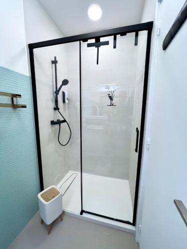une douche avec une porte vitrée dans une salle de bain dans l'établissement Expérience unique face à la mer et Porquerolles, à Carqueiranne