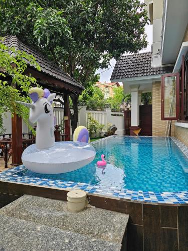 a pool with a plastic cow in the middle of it at BIỆT THỰ NGHĨ DƯỠNG CAO CẤP THUỲ VÂN BÃI SAU VŨNG TÀU-Mt VƯƠNG VILLA in Vung Tau
