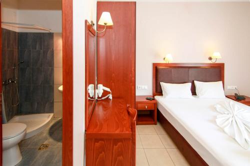 A bathroom at Smaro Studios