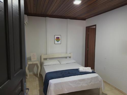 a small bedroom with a bed and a wooden ceiling at Pousada Ilha do Sol in Florianópolis