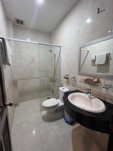 Bilik mandi di Hotel Xuân Ngọc
