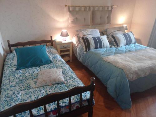 deux lits côte à côte dans une chambre dans l'établissement Le Vitard, à Volnay