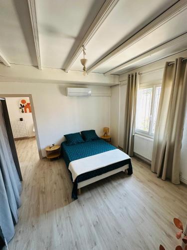 une chambre avec un lit au milieu d'une pièce dans l'établissement Maison,Piscine a 3km de la plage, à Villelongue-de-la-Salanque