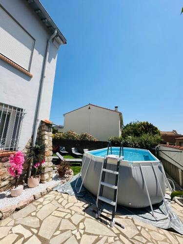 - une échelle à côté d'une baignoire dans la cour dans l'établissement Maison,Piscine a 3km de la plage, à Villelongue-de-la-Salanque