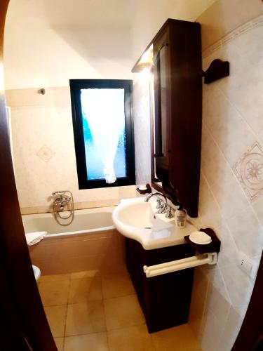 Bilik mandi di La casa nel borgo, in a cozy charming village, 15 min to Beach, Small pets welcome